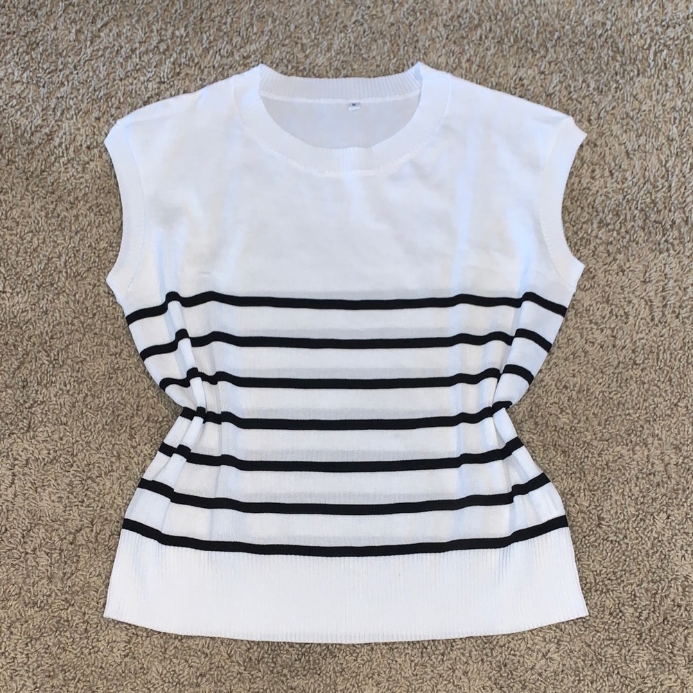 NEW Women’s Striped Sleeveless Black and White Knit Top Medium